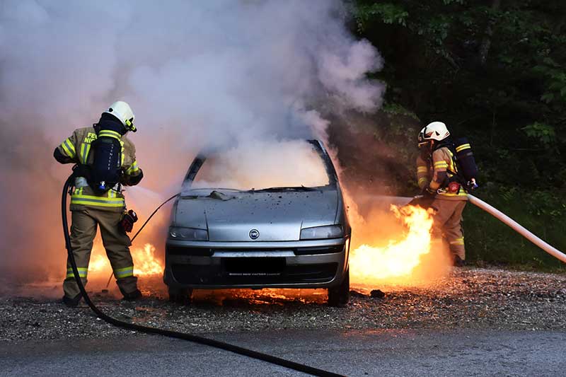 El  seguro del vehículo cubre los daños por incendio del inmueble en que se encuentra el mismo